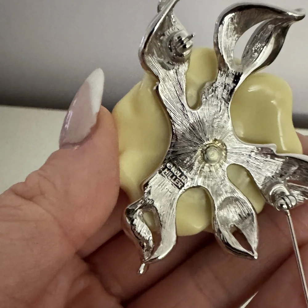 Vintage Elegant Cream Flower Brooch 🌼
